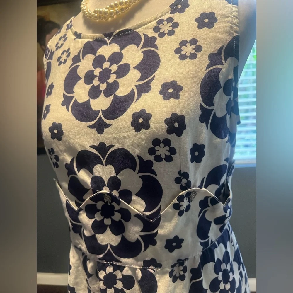 Tory Burch Linen Navy and White Floral Dress. Scalloped edges. Size 6